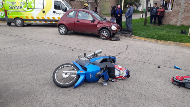Hospitalizaron a dos ocupantes de una moto chocada por un auto