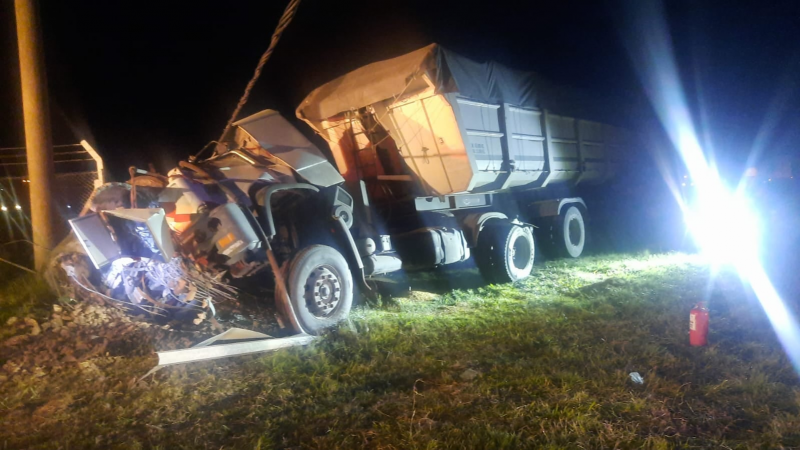 Camionero sufri� un desvanecimiento letal y choc� contra una torre de tendido el�ctrico