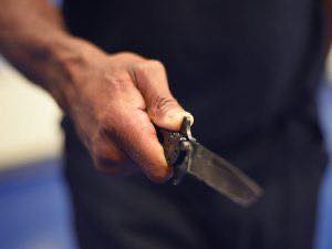 Atacó a su tío con un  cuchillo y fue detenido 