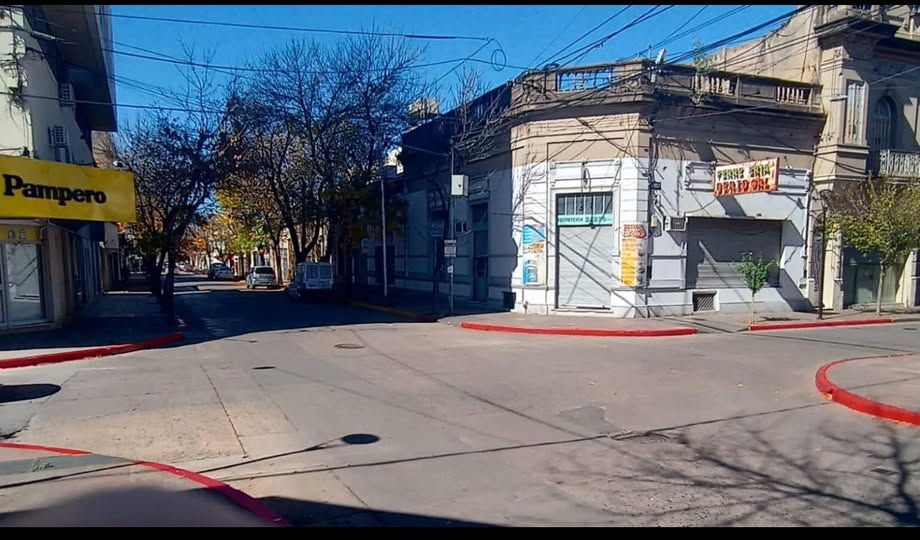 Los cordones rojos indican la prohibición total de estacionar y detenerse