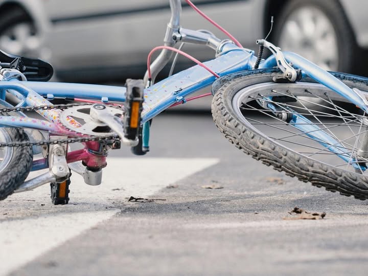 Un hombre de 85 años  sufrió lesiones tras ser  embestido por un auto 