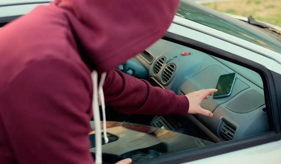 Motochorros le robaron el  celular mientras estaba en su  auto esperando el semáforo 