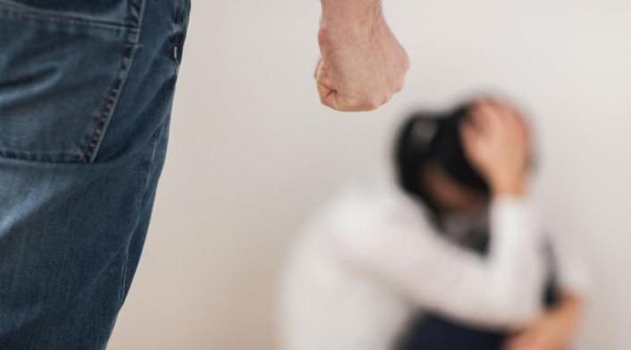 Denunció que su pareja  la golpeó, amenazó y le  robó más de 500 mil pesos