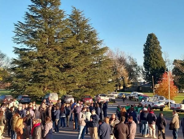 Abrazo simbólico en el Inta frente a versiones  de recorte de personal