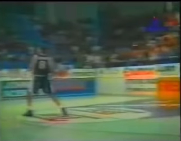 Emiliano Lezcano y un triple  al estilo del 'Loco' Dubois