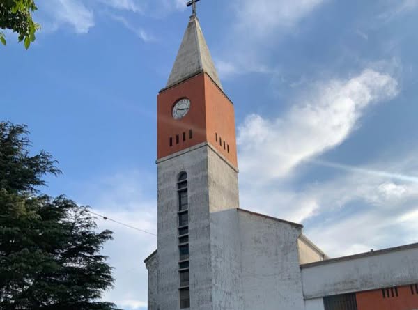Bajo su santo patrono San Roque, la Parroquia se erige como faro espiritual del barrio Acevedo