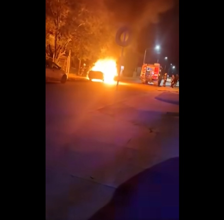 Rápida intervención de los  Bomberos Voluntarios de en el  incendio de un auto en las 512