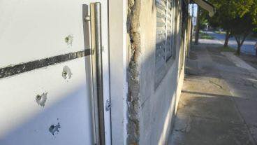 Balearon su vivienda y  más tarde en la calle la  amenazaron de muerte
