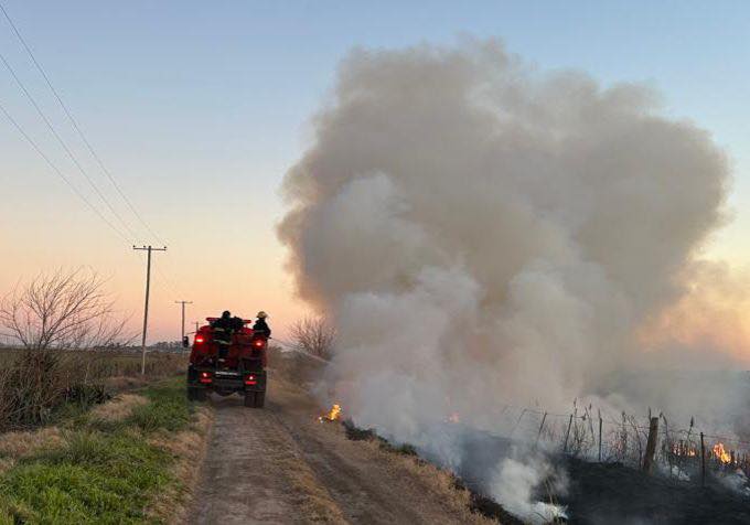 Rápida respuesta de los  Bomberos Voluntarios  ante un incendio de rastrojo 