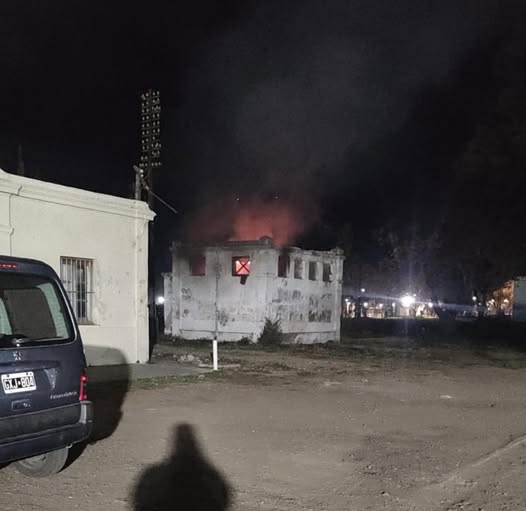 Bomberos Voluntarios de Pergamino Combaten Incendio en Calle Alsina 