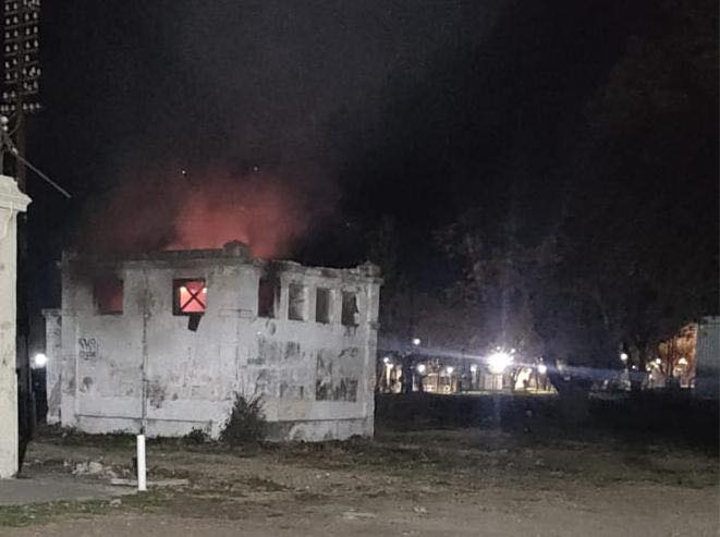 Incendio de una casa en  Alsina al 400: trabajaron  dos dotaciones de Bomberos