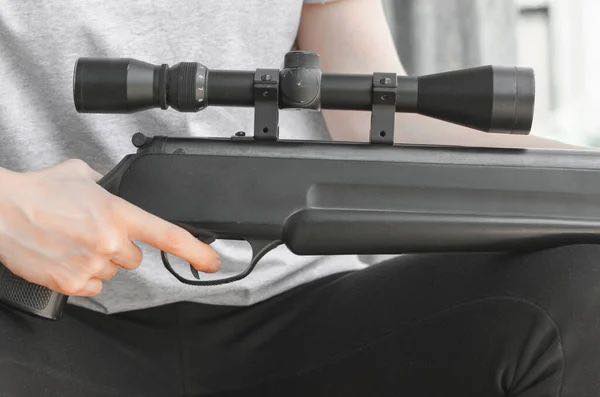 Un menor fue amenazado con un arma por su primo