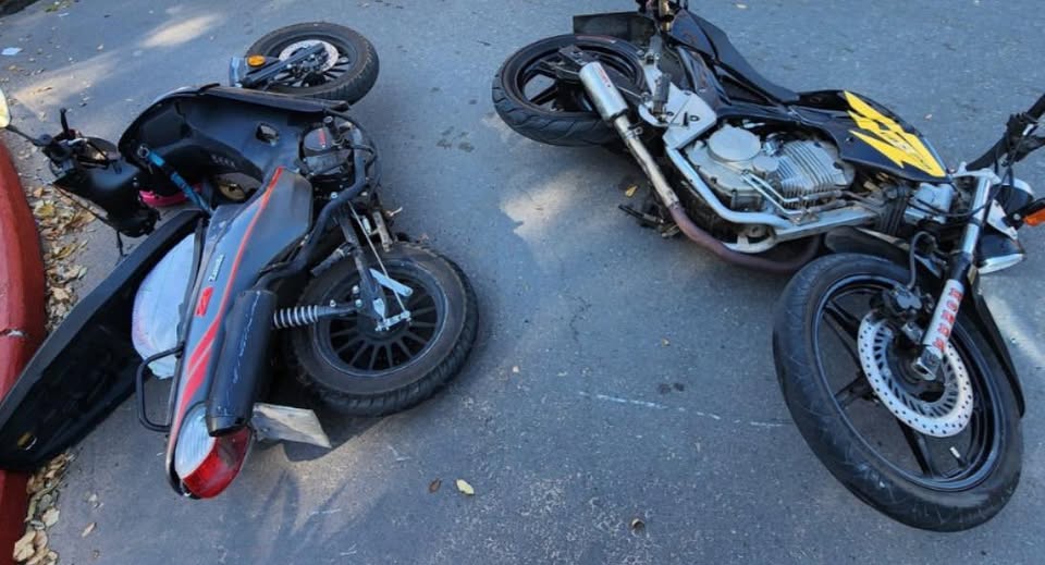 Grave accidente entre motos:  dos personas con fracturas
