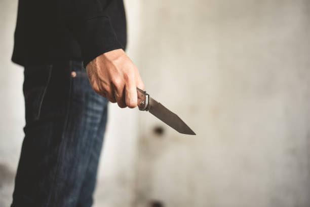 Dos hombres y una mujer fueron aprehendidos por intentar  apuñalar a un inspector municipal