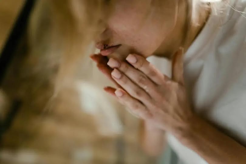 Una mujer fue agredida y  amenazada frente a su  vivienda en calle Roldán