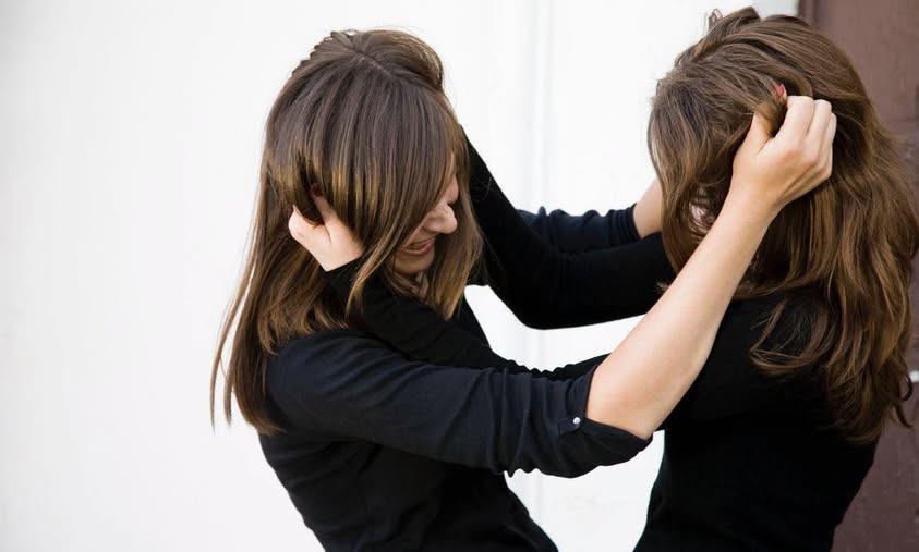 Una joven fue atacada en su trabajo por dos mujeres con  las que tenía conflictos previos