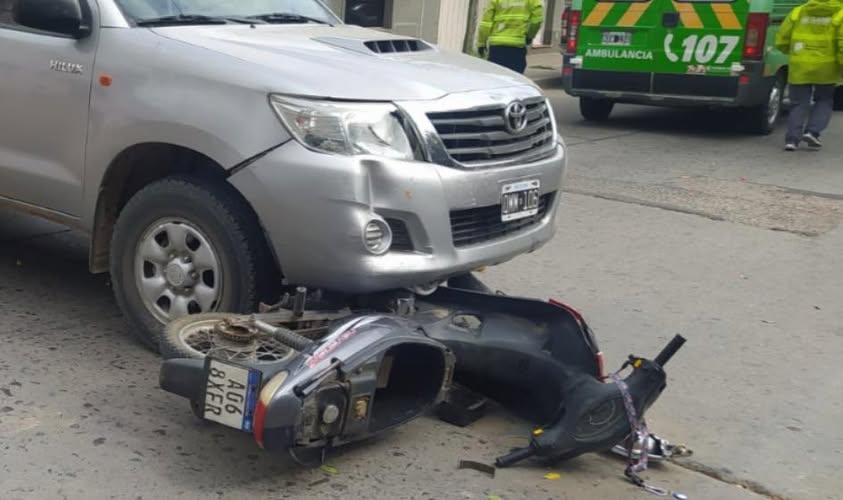 Iban cuatro en una moto,  chocaron con una camioneta  y el conductor se dio a la fuga 