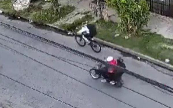 Volvía de trabajar, lo  atacaron motochorros y le robaron la bicicleta