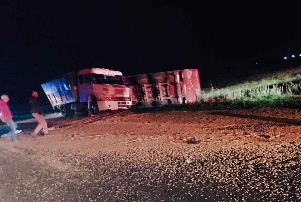 Accidente en Ruta 32: un camión volcó y un automovilista resultó herido