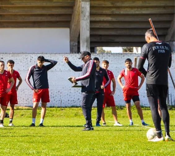 Sebastián Cejas tendrá su debut como entrenador de Douglas este domingo