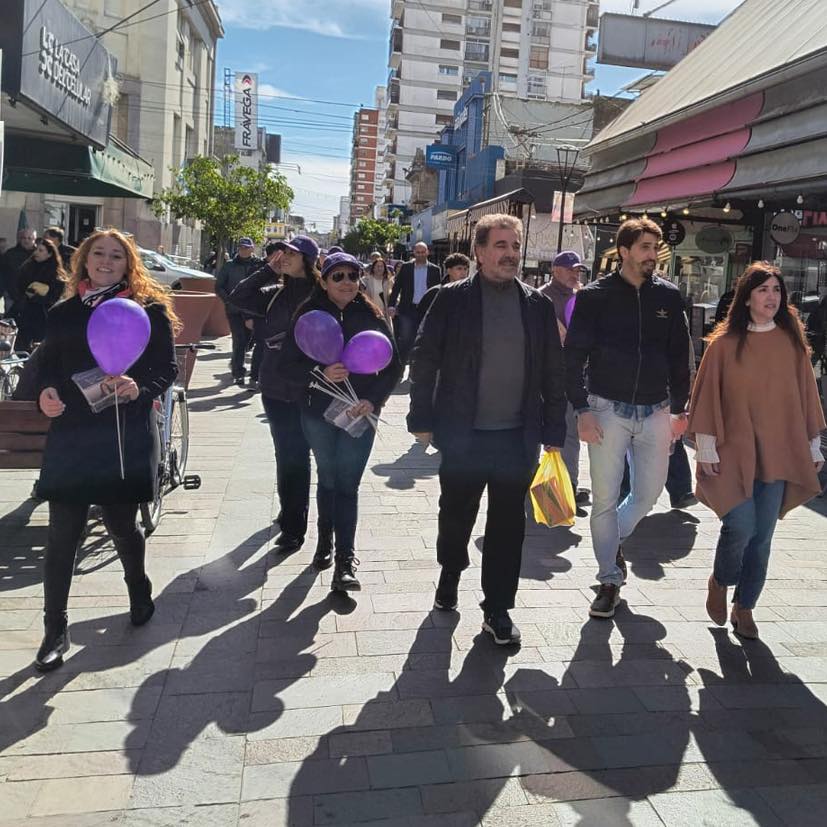 Cristian Ritondo, Candidato a Diputado Nacional por la Libertad Avanza, Camina por la Calle San Nicolás en Pergamino
