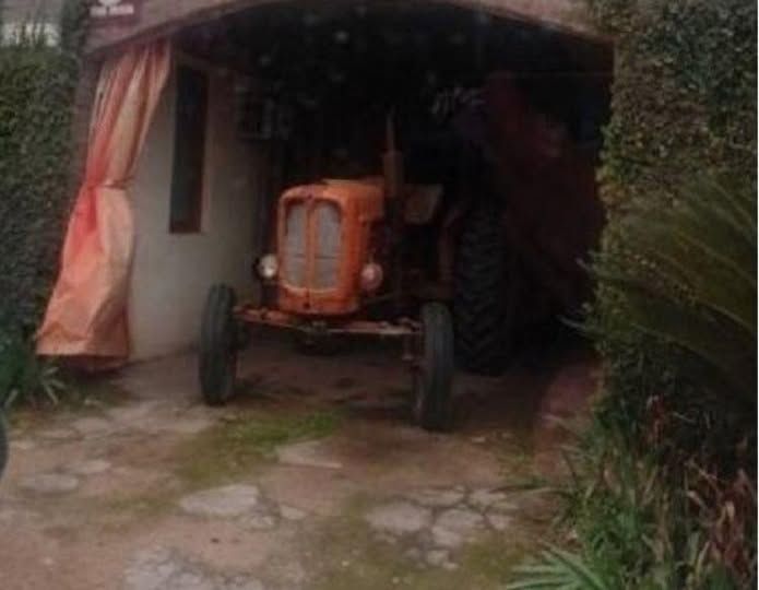 Insólito: llegó en tractor al motel y explotaron las redes