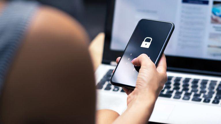 Estafa virtual: le hackearon el WhatsApp a su hermano y perdió cerca de 400 mil pesos