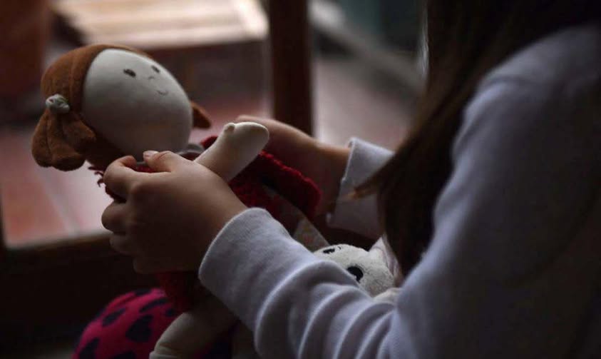 Una niña le contó a su maestra  que ella y su hermana eran  abusadas por su padrastro