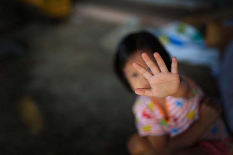 Grave denuncia: hacía  bailar a su hija de 3  años mientras la tocaba