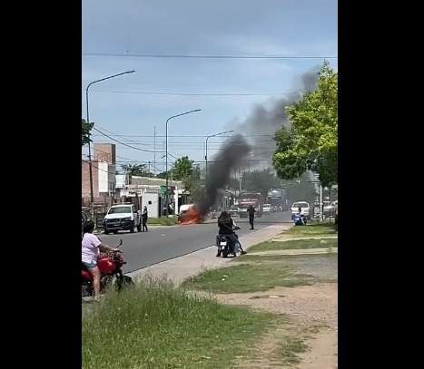 Fuego en Florencio Sánchez: utilitario totalmente destruido