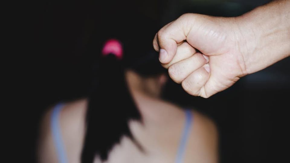 Golpeó a su madre y luego  atacó a la mujer de su padre