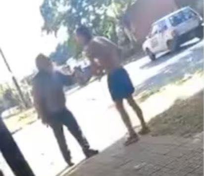 Lo amenazó de muerte,  de abusarlo sexualmente  y le robó la mesa de luz