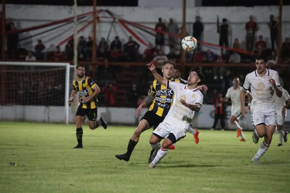 Douglas goleó 5 a 0 a Olimpo y va con ventaja para la revancha en Bahía 