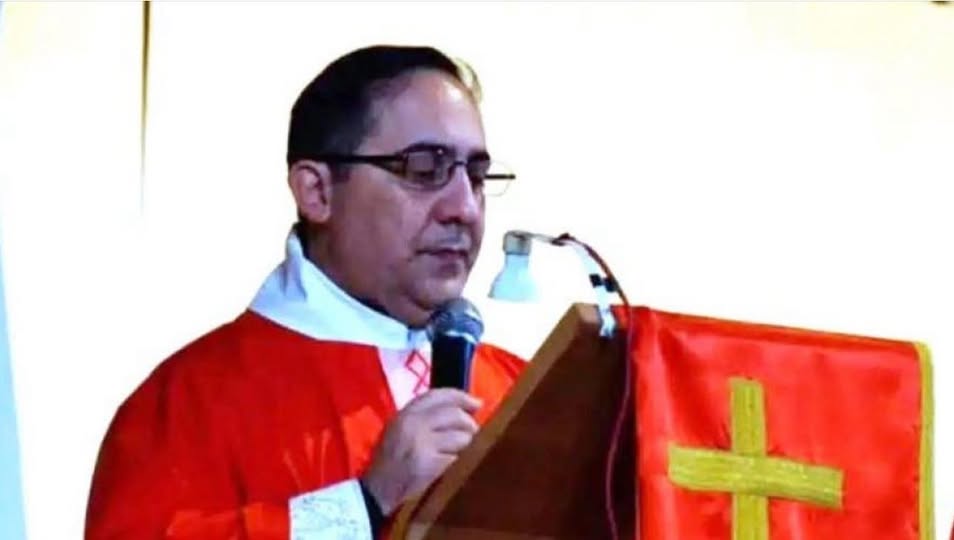 El Vaticano confirmó la dimisión del sacerdote Rodrigo Vázquez