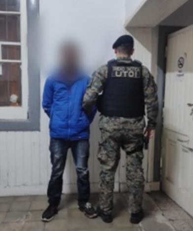 Intentaron identificarlo, se  resistió y atacó a los policías