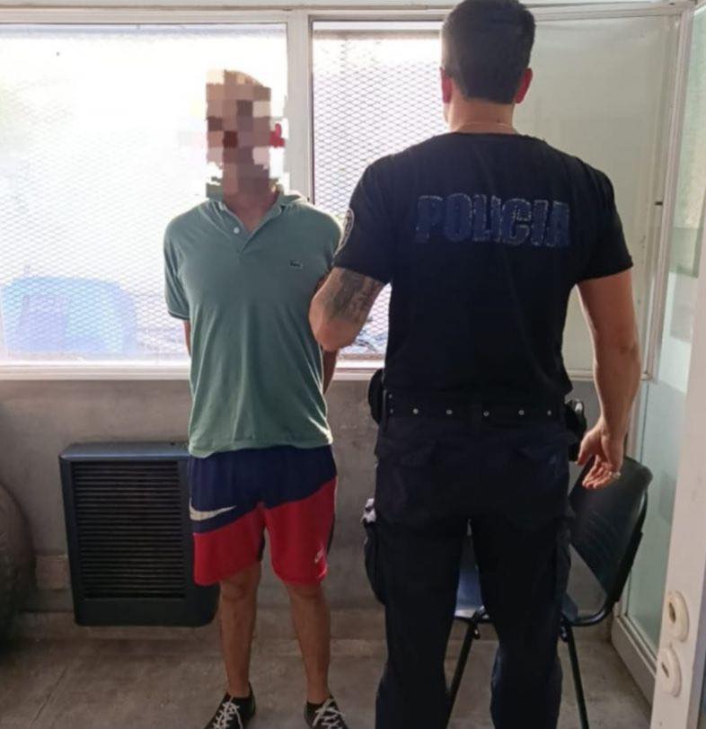 Fue detenido luego de atacar con trompadas y patadas a su hermana