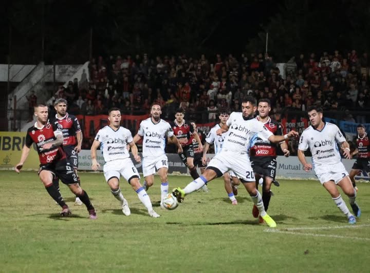 Douglas perdió en casa y deberá ganar por dos goles en Rafaela