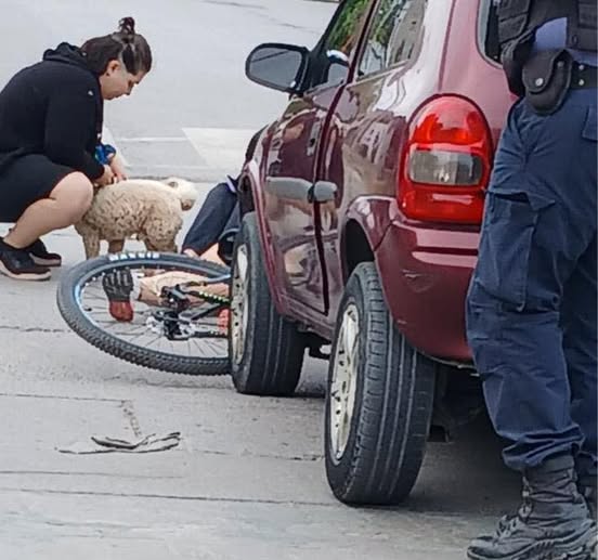 Choque entre un auto y una bicicleta en Rocha y San Luis