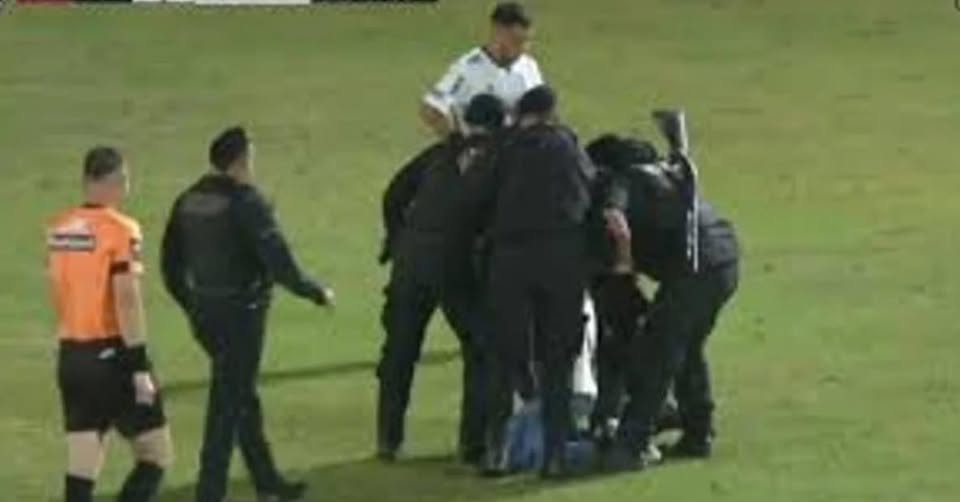 Aplican prohibición de concurrencia para el hincha de Douglas Haig que invadió el campo de juego ante Atlético de Rafaela