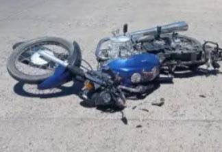 Mujer herida de gravedad tras  choque entre un auto y una moto