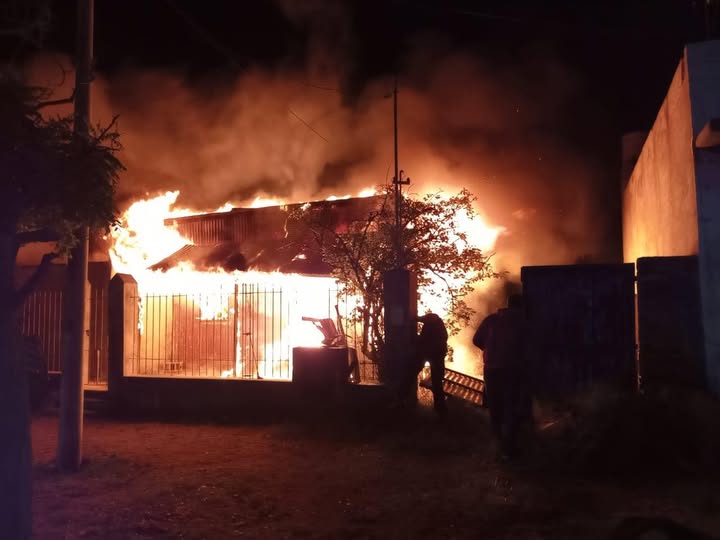 Violento episodio de justicia por  mano propia: entran armados  y luego arde la casa del acusado