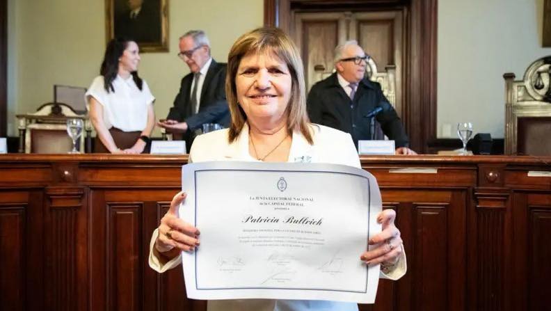 Patricia Bullrich formalizó  su salida del Ministerio de  Seguridad ante Javier Milei