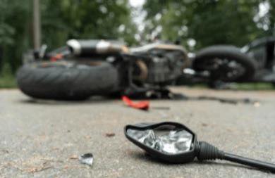 Un menor de 15 años chocó con  su moto y terminó en el Hospital