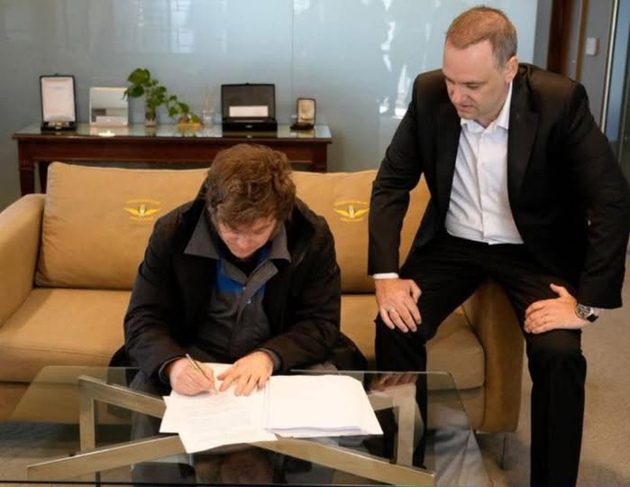 Milei Firmó el Proyecto de Reforma Laboral y Lo Envió al Congreso