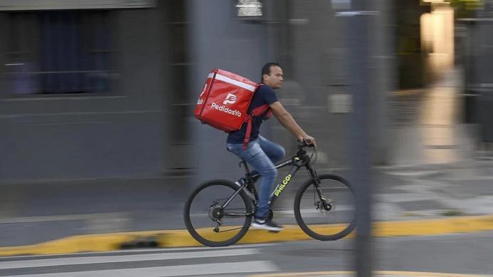 Un repartidor de una app de  delivery necesita hacer 461 e nvíos al mes para no ser pobre 