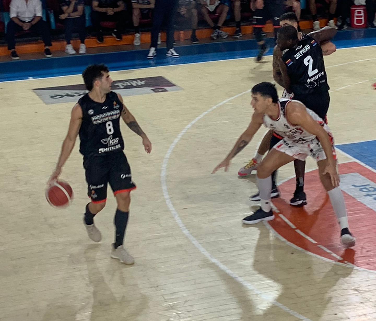 Quilmes, con una gran segunda mitad, superó a Pergamino Básquet por 81 a 78