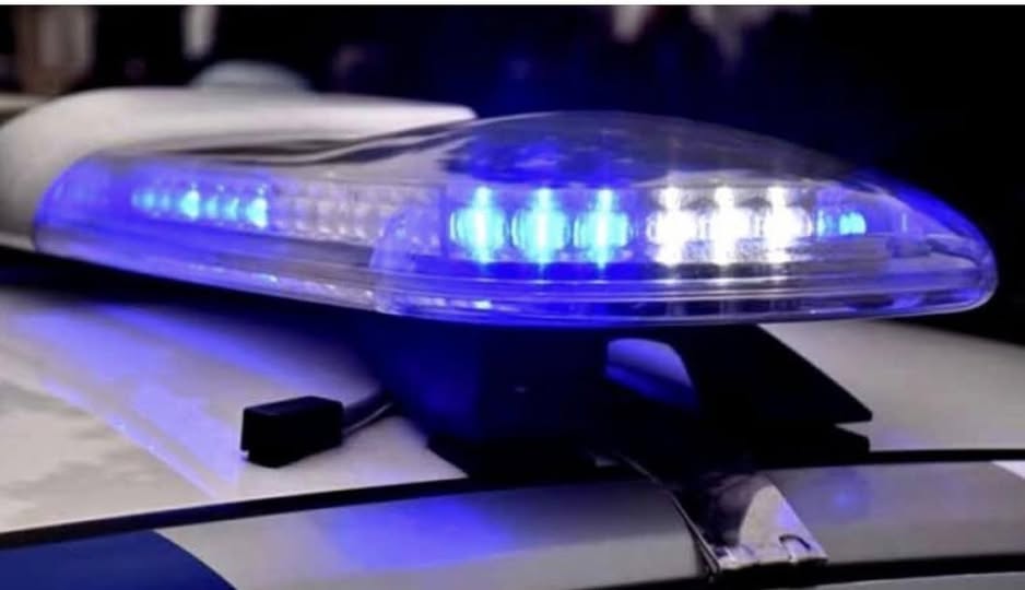 Fue a entregar a su hijo, le destrozaron el auto y terminó golpeado