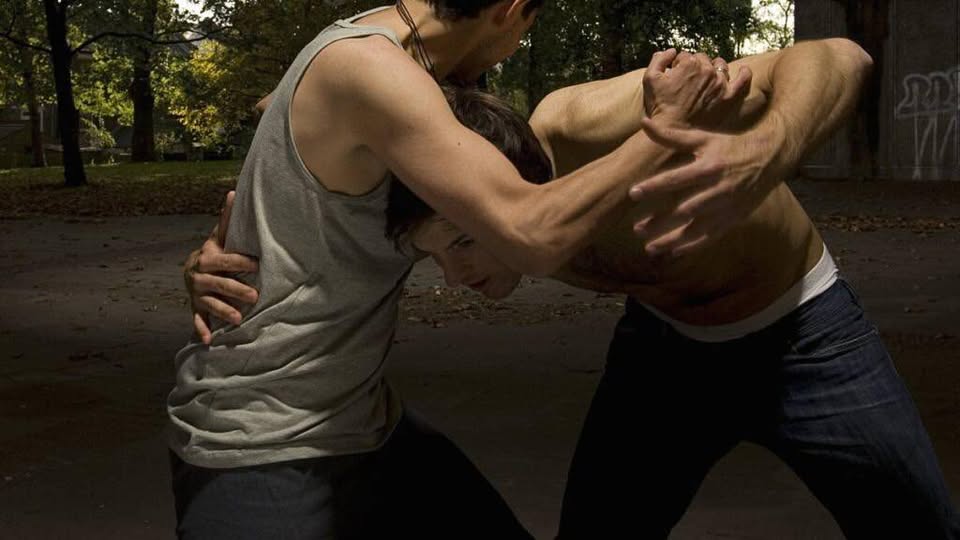 Investigan una pelea en  la vía pública que  dejó a un hombre herido