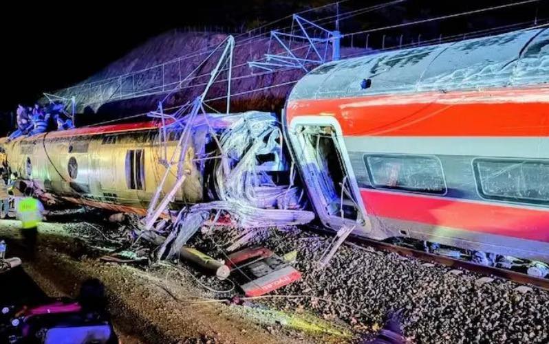 Tragedia en España: ascienden  a 39 los muertos por el choque  entre dos trenes de alta velocidad