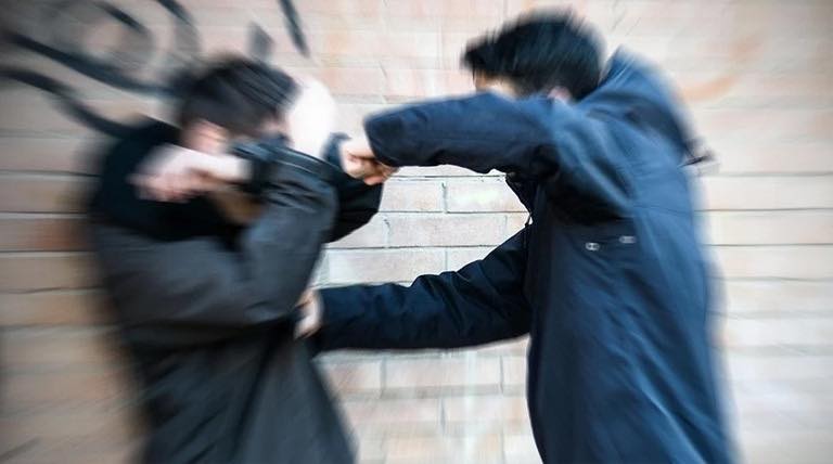 Lo golpearon a la salida de  un boliche y recibió amenazas